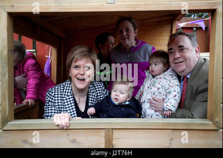 Leader Nicola Sturgeon SNP avec Alastair Ruddick, 9 mois (centre), et Alex Salmond (à droite) avec Roslyn Rankine, 15 mois (deuxième à droite), lors d'une visite à une garderie à des rêves en pépinière Landes, Aberdeenshire, sur le sentier de la campagne électorale. Banque D'Images