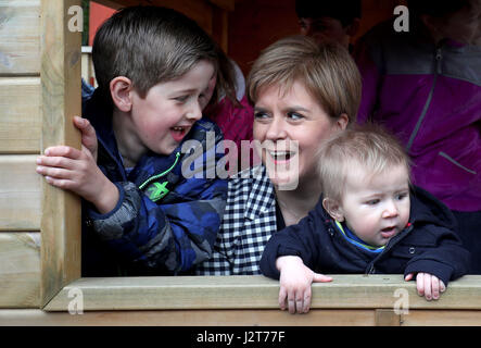 Leader du SNP Nicola Sturgeon avec Scott Ruddick, 7, (à gauche) et son petit frère Alastair Ruddick, 9 mois, lors d'une visite à une garderie à des rêves en pépinière Landes, Aberdeenshire, sur le sentier de la campagne électorale. Banque D'Images