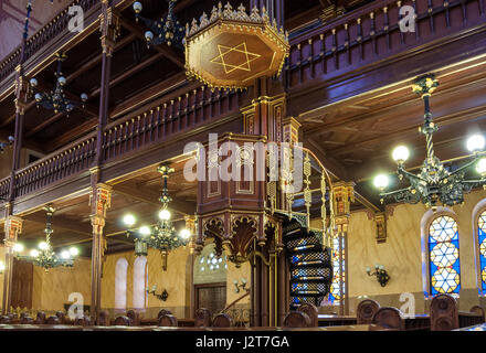 BUDAPEST, HONGRIE - le 21 février 2016 : l'intérieur de la Grande Synagogue ou Tabakgasse synagogue de Budapest, Hongrie. C'est la plus grande synagogue dans l'UE Banque D'Images