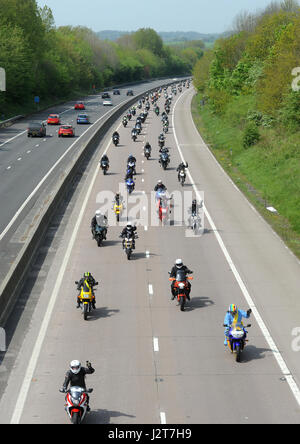 Les motocyclistes ÉQUITATION DANS CHARITY RIDE OUT ÉVÉNEMENT SUR L'AUTOROUTE M54 dans le Shropshire UK Banque D'Images