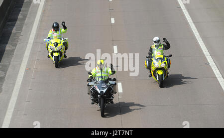 En agitant les motocyclistes portant des vêtements HAUTE VISIBILITÉ SUR L'AUTOROUTE M54 RE ÊTRE SÛR ÊTRE VU SÉCURITÉ MOTOS FRIENDLY CLUB ÉQUITATION DANS DES GROUPES RIDERS Banque D'Images