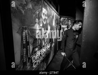 Mark Selby backstage en attente pendant dix-sept jours du championnat du monde de snooker Betfred à The Crucible Theatre, Sheffield. ASSOCIATION DE PRESSE Photo. Photo date : lundi 1 mai 2017. Voir l'histoire du monde de snooker PA. Crédit photo doit se lire : Steven Paston/PA Wire Banque D'Images