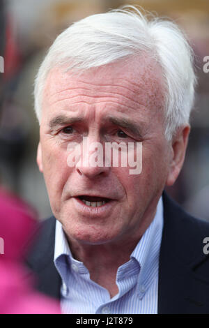 John McDonnell parle à un premier mai à Trafalgar Square, Londres. Banque D'Images