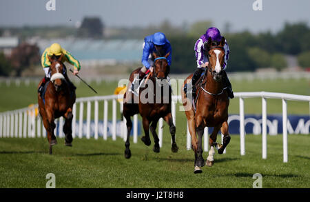 Minding monté par Ryan Moore remporte le Mooresbridge EBF Irlandaise Camelot Enjeux à l''hippodrome de Naas. Banque D'Images