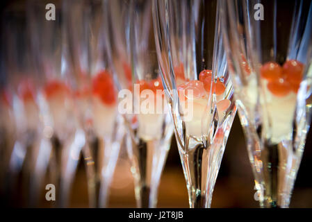 Vue de près horizontal des flûtes à champagne en attente d'être rempli avec de l'alcool. Banque D'Images