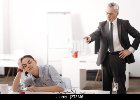 Usé female leaning sa tête sur la main gauche Banque D'Images