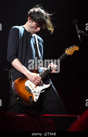 Miami, FL, USA. Apr 29, 2017. Josh Klinghoffer des Red Hot Chili Peppers effectue AmericanAirlines Arena le 29 avril 2017 à Miami en Floride. Credit : Mpi04/media/Alamy Punch Live News Banque D'Images
