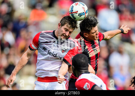 Atlanta, Georgia, USA. Apr 30, 2017. DC Defender Bobby Boswell (32) et d'Atlanta en Avant Brandon Vazquez (19) au cours de la partie de soccer MLS entre DC United et United à Atlanta Bobby Dodd Stadium le dimanche 30 avril 2017 à Atlanta, GA. Jacob Kupferman/CSM Crédit : Cal Sport Media/Alamy Live News Banque D'Images