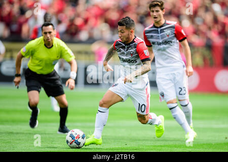 Atlanta, Georgia, USA. Apr 30, 2017. Le milieu de terrain CC Luciano Acosta (10) au cours de la partie de soccer MLS entre DC United et United à Atlanta Bobby Dodd Stadium le dimanche 30 avril 2017 à Atlanta, GA. Jacob Kupferman/CSM Crédit : Cal Sport Media/Alamy Live News Banque D'Images