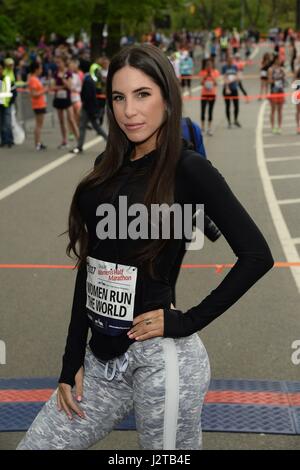 New York, NY, USA. Apr 30, 2017. En présence de la forme 14e demi-marathon de femmes, Central Park, New York, NY Le 30 avril 2017. Credit : Eli Winston/Everett Collection/Alamy Live News Banque D'Images