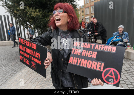 Londres, Royaume-Uni. 30 avril 2017. D'Aysen, un militant du logement de l'Aylesbury estate lors de la guerre de classe contre l'embourgeoisement à l'extérieur de la galerie White Cube Bermondsey. C'était une occasion de légende avec une grande musique de Cosmo, qui était venu du Pays de Galles, Adam Clifford (alias Jimmy Kunt) et d'autres, avec des performances de spoken word par de puissants et d'autres politiques et de chuchotement rants de Simon Elmer, Martin Wright et Ian l'os. Crédit : Peter Marshall/Alamy Live News Banque D'Images