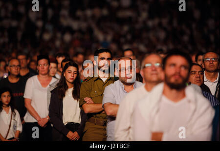 Modi'in. Apr 30, 2017. Les citoyens israéliens et les soldats se tenir en silence au cours d'une cérémonie marquant la Journée du souvenir à Modi'in, le 30 avril 2017. Credit : Gil Cohen Magen/Xinhua/Alamy Live News Banque D'Images