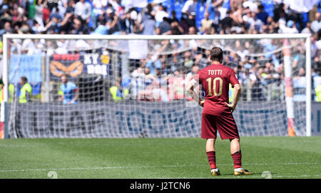 Rome, Italie. Apr 30, 2017. La Roma Francesco Totti gestes lors d'un match de football Serie A italienne entre les Roms et la Lazio de Rome, Italie, le 30 avril 2017. Credit : Alberto Lingria/Xinhua/Alamy Live News Banque D'Images