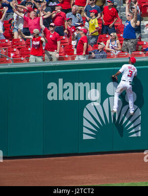 Washington DC, USA. Apr 30, 2017. Nationals de Washington center fielder Michael Taylor (3) saute dans une vaine tentative pour attraper une balle le départ de New York Mets catcher Rene Rivera (44) dans la deuxième manche qui est allé pour un home run au Championnat National Park à Washington, DC le dimanche 30 avril, 2017. L'atterri cinq rangs en arrière et peut être vu dans le coin supérieur gauche. Credit : Ron Sachs/CNP /MediaPunch MediaPunch Crédit : Inc/Alamy Live News Banque D'Images