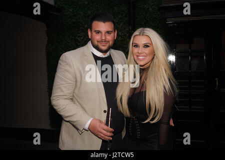 Sugar Hut, England, UK. Apr 30, 2017. Charley 2 Chaussures et Nick assiste à la TV réalité wedding couple Karen & Peter's party at Sugar Hut, Brentwood, Essex, Royaume-Uni. par : Voir Li/Alamy Live News Banque D'Images