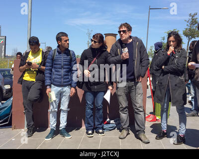 Rome, Italie. Apr 21, 2017. Des militants du camp de réfugiés d'makeshit "baobab", parmi eux Andrea Costa (2e à partir de la droite), donnent une conférence de presse à Rome, Italie, 21 avril 2017. Il n'y a pas de réception officielle place pour les réfugiés à Rome. De nombreux migrants qui arrivent à la ville doit passer la nuit à l'extérieur à proximité de la gare Tiburtina. Les militants de "l'expérience de baobab' sont là pour vous aider. Photo : Alvise Armellini/dpa/Alamy Live News Banque D'Images