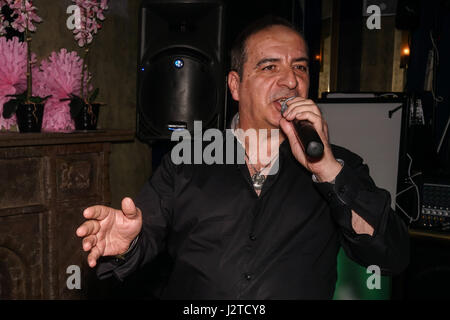 Sugar Hut, England, UK. Apr 30, 2017. Singer Dominic Kaye préformes au couple de mariage télé réalité Karen & Peter's party at Sugar Hut, Brentwood, Essex, Royaume-Uni. par : Voir Li/Alamy Live News Banque D'Images