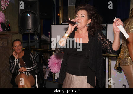 Sugar Hut, England, UK. Apr 30, 2017. Singer Jackie Ford à la télé-réalité avec des préformes wedding couple Karen & Peter's party at Sugar Hut, Brentwood, Essex, Royaume-Uni. par : Voir Li/Alamy Live News Banque D'Images