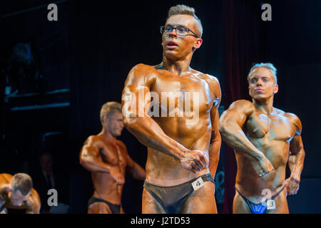 Vilnius, Lituanie. Apr 30, 2017. Les culturistes en compétition lors du CNA Vilnius Open Cup 2017 Tournoi International Club de culturisme à Vilnius, capitale de la Lituanie, le 30 avril 2017. Alfredas Crédit : Pliadis/Xinhua/Alamy Live News Banque D'Images