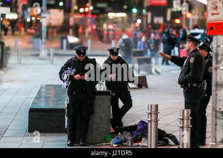 New York, USA. 01 mai, 2017. La police est vu dans la zone de Times Square Manhattan à New York City tôt lundi matin, 01. Tard dimanche soir, deux colis suspects ont été trouvés dans la région, l'un d'entre eux une valise de vêtements, qui après l'inspection de l'escadron avant les bombes, et il n'y avait aucun problème pour la sécurité de la région a été diffusé au public. Brésil : Crédit Photo Presse/Alamy Live News Banque D'Images