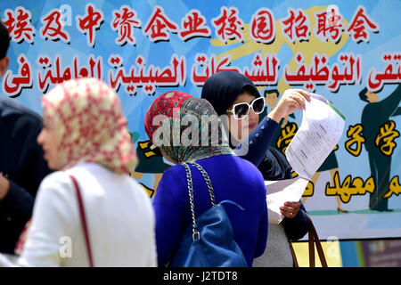 (170501) -- ISMAILIA (Egypte), le 1 mai 2017 (Xinhua) -- Les étudiants assistent à un événement de recrutement à l'Université du Canal de Suez en Égypte Province d'Ismailia, 30 avril, 2017. Les entreprises chinoises opérant en Égypte a tenu un forum emploi le dimanche à l'Université du Canal de Suez en Égypte, Province d'Ismailia est de la capitale du Caire. Au moins 15 entreprises chinoises ont rejoint le recrutement forum, qui a eu lieu en coopération avec l'ambassade de Chine au Caire. (Xinhua/Dingzhe Zhao) (hy) Banque D'Images