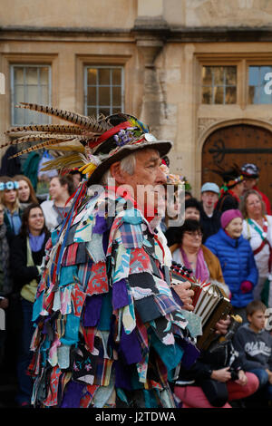 Oxford, UK. 1er mai 2017. La foule célébrer mai au matin à Oxford en regardant la danse Morris men en face de Hertford College's Pont des Soupirs avec le soleil se lever derrière le pont. Un joueur d'accordéon accompagne les danses Morris Mens'. Mai au matin est traditionnellement célébré à Oxford avec un chœur chantant du haut de la tour de Magdalen College, après quoi les foules sont le plomb dans les rues par Morris men qui exercent à divers endroits dans toute la ville. Crédit : Jill Walker/Alamy Live News Banque D'Images