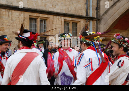 Oxford, UK. 1er mai 2017. La foule célébrer mai au matin à Oxford en regardant la danse Morris men en face de Hertford College's Pont des Soupirs avec le soleil se lever derrière le pont. Mai au matin est traditionnellement célébré à Oxford avec un chœur chantant du haut de la tour de Magdalen College, après quoi les foules sont le plomb dans les rues par Morris men qui exercent à divers endroits dans toute la ville. Crédit : Jill Walker/Alamy Live News Banque D'Images