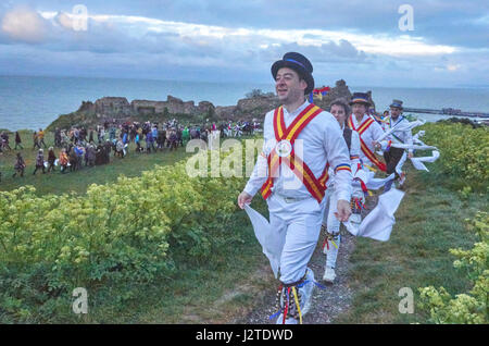 Hastings, East Sussex, UK. 1er mai 2017. Les fêtards et les spectateurs rejoindre Morris Dancers par château de Hastings à la danse du soleil jusqu'à l'aube du jour de mai. Banque D'Images