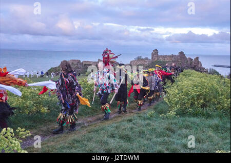 Hastings, East Sussex, UK. 1er mai 2017. Les fêtards et les spectateurs rejoindre Morris Dancers par château de Hastings à l'aube à la danse du soleil jusqu'au 1 mai, qui cette année coïncide avec le jour férié. Banque D'Images