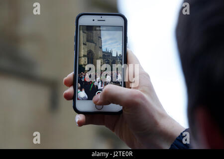 Oxford, UK. 1er mai 2017. Nouvelle technologie enregistre les traditions païennes de mai matin célébrée à Oxford. La foule célébrer mai au matin à Oxford en regardant la danse Morris men en face de l'église de l'université. Mai au matin est traditionnellement célébré à Oxford avec un chœur chantant du haut de la tour de Magdalen College, après quoi les foules sont le plomb dans les rues par Morris men qui exercent à divers endroits dans toute la ville. Crédit : Jill Walker/Alamy Live News Banque D'Images