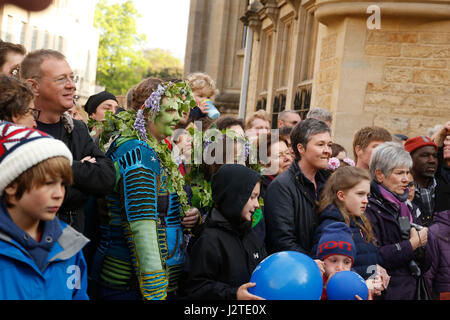 Oxford, UK. 1er mai 2017. La foule célébrer mai au matin à Oxford, l'habiller, décorer leurs chapeaux avec des fleurs et quelques peindre le visage en vert pour imiter l'amn vert. La foule regarder la danse Morris men en face de Hertford College's Pont des Soupirs avec le soleil se lever derrière le pont. Mai au matin est traditionnellement célébré à Oxford avec un chœur chantant du haut de la tour de Magdalen College, après quoi les foules sont le plomb dans les rues par Morris men qui exercent à divers endroits dans toute la ville. Crédit : Jill Walker/Alamy Live News Banque D'Images