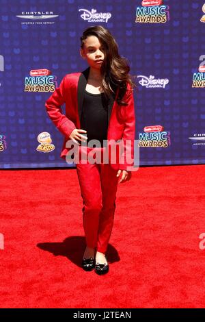 Los Angeles, CA, USA. Apr 29, 2017. Ariana Greenblatt aux arrivées pour Disney Radio Music Awards - Arrivals, Microsoft Theatre, Los Angeles, CA, le 29 avril 2017. Credit : JA/Everett Collection/Alamy Live News Banque D'Images