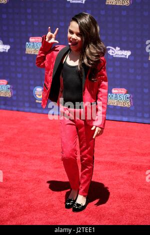 Los Angeles, CA, USA. Apr 29, 2017. Ariana Greenblatt aux arrivées pour Disney Radio Music Awards - Arrivals, Microsoft Theatre, Los Angeles, CA, le 29 avril 2017. Credit : JA/Everett Collection/Alamy Live News Banque D'Images