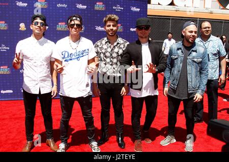 Los Angeles, Californie, USA. Apr 29, 2017. Los 5 au niveau des arrivées pour Disney Radio Music Awards - Arrivals 2, Microsoft Theatre, Los Angeles, CA, le 29 avril 2017. Credit : JA/Everett Collection/Alamy Live News Banque D'Images