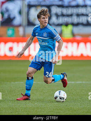 Augsburg, Allemagne. Apr 30, 2017. 1. Ligue de soccer allemand Div, Augsburg, 30 avril 2017 Gotoku Sakai, HSV 24 lecteurs la balle, action, full-size, FC AUGSBURG - Hambourg SV 4-0 1 Division de la Ligue de Soccer.allemand , Augsburg au 30 avril 2017, la saison 2016/2017 © Peter Schatz / Alamy Live News Crédit : Peter Schatz/Alamy Live News Banque D'Images