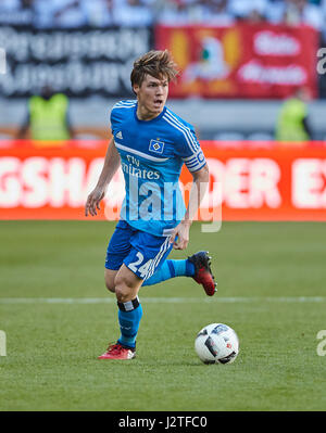 Augsburg, Allemagne. Apr 30, 2017. 1. Ligue de soccer allemand Div, Augsburg, 30 avril 2017 Gotoku Sakai, HSV 24 lecteurs la balle, action, full-size, FC AUGSBURG - Hambourg SV 4-0 1 Division de la Ligue de Soccer.allemand , Augsburg au 30 avril 2017, la saison 2016/2017 © Peter Schatz / Alamy Live News Crédit : Peter Schatz/Alamy Live News Banque D'Images