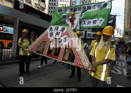 Hong Kong, Chine. 1er mai 2017. Affichage des travailleurs pendant le défilé annuel du mois de mai, un document fait-PONT À L'ENFER exprimée en sacarsm et la moquerie à la HONG KONG MACAO-BRIDGE en construction. 1 mai, 2017. Credit : Liau Chung Ren/ZUMA/Alamy Fil Live News Banque D'Images