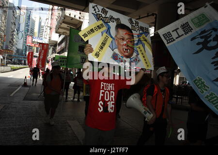 Hong Kong, Chine. 1er mai 2017. Membre de l'Union Droit de hisser un ridicule et le législateur local Tommy Cheung capitaliste, qui a été un défenseur des surpressing salaire horaire minimum pendant des années. Les travailleurs de Hong Kong affichent leur mécontentement le jour de Mai Day Parade annuelle. 1 mai, 2017. Credit : Liau Chung Ren/ZUMA/Alamy Fil Live News Banque D'Images