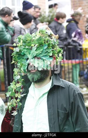 Hastings, Royaume-Uni. 1er mai 2017. Malgré la pluie, les carnavaliers à Hastings profitez de la Jack in the Green festival, East Sussex, UK. Credit : Ed Brown/Alamy Live News Banque D'Images