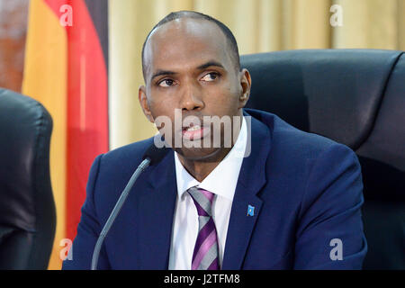 Mogadiscio, Somalie. 01 mai, 2017. Premier Ministre Hassan Ali Khaire prenant part à une conférence de presse avec le ministre des Affaires étrangères allemand Sigmar Gabriel à Mogadiscio, Somalie, 01 mai 2017. Photo : Maurizio Gambarini/dpa/Alamy Live News Banque D'Images