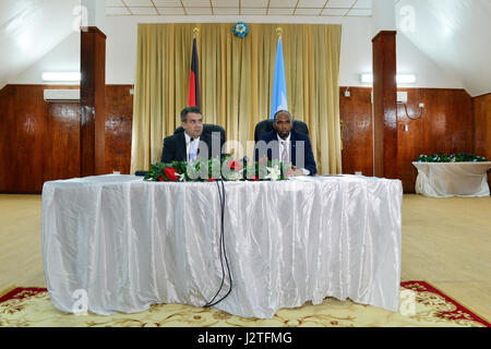 Mogadiscio, Somalie. 01 mai, 2017. Le ministre des Affaires étrangères allemand Sigmar Gabriel (L) et le Premier Ministre Hassan Ali Khaire lors d'une conférence de presse à Mogadiscio, Somalie, 01 mai 2017. Photo : Maurizio Gambarini/dpa/Alamy Live News Banque D'Images