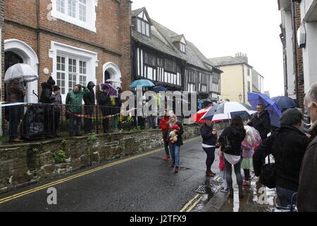 Hastings, Royaume-Uni. 1er mai 2017. Malgré la pluie, les carnavaliers à Hastings profitez de la Jack in the Green festival, East Sussex, UK. Credit : Ed Brown/Alamy Live News Banque D'Images