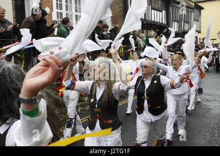 Hastings, Royaume-Uni. 1er mai 2017. Malgré la pluie, les carnavaliers à Hastings profitez de la Jack in the Green festival, East Sussex, UK. Credit : Ed Brown/Alamy Live News Banque D'Images