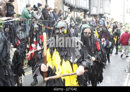 Hastings, Royaume-Uni. 1er mai 2017. Malgré la pluie, les carnavaliers à Hastings profitez de la Jack in the Green festival, East Sussex, UK. Credit : Ed Brown/Alamy Live News Banque D'Images