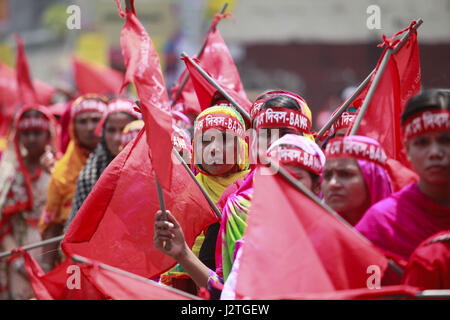 Dhaka, Bangladesh. 1er mai 2017. Les travailleurs du vêtement au Bangladesh prendre part à un premier mai à Dhaka, Bangladesh, le 1 mai 2017. Credit : Suvra Kanti Das/ZUMA/Alamy Fil Live News Banque D'Images