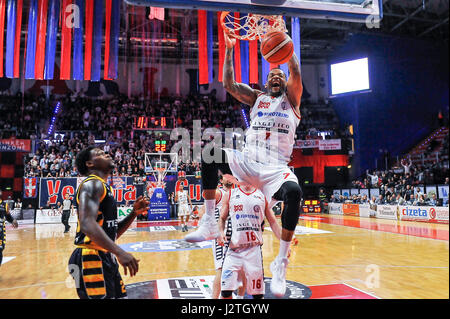 Mike Hall pendant le match ANGELICO Biella - Vérone TEZENIS Première phase PLAY OFF 2016-2017 Campinato Serie A2 Citroen - Race1 Résultat final BIELLA 83 - VERONA 76 Champ : BiellaForum de Biella Crédit : FABIO ANNEMASSE/Alamy Live News Banque D'Images
