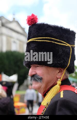 Blandford Forum, Dorset, UK. 1 mai 2017. Foules dodge les douches à Blandford Forum peut jour Fayre Géorgienne où jusqu'à 30 000 personnes, de nombreux Géorgiens ont assisté à la robe en plus grand événement géorgien dans le sud de l'Angleterre Crédit : Tom Jura/Alamy Live News Banque D'Images