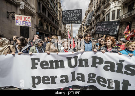 Barcelone, Catalogne, Espagne. 1er mai 2017. Les manifestants de la partie 'un pais comu' derrière leur bannière pendant une manifestation organisée par le maire les syndicats CC.OO et l'UGT, pour protester contre la troïka, les mesures d'austérité et le gouvernement sous le slogan au 1er mai. Credit : Matthias Rickenbach/ZUMA/Alamy Fil Live News Banque D'Images