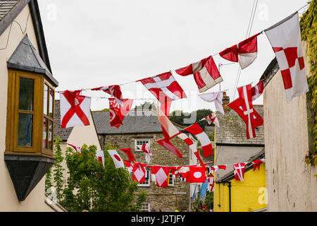 Padstow, UK. 1er mai 2017. Obby Oss peuvent Day Parade et célébration est une parade a propos de l'hiver et l'été qui vient de partir. Les marcheurs porter des vêtements blancs avec le rouge ou le bleu, le rouge étant la représentation de l'été et le bleu étant la représentation de l'hiver. Ils se rencontrent pour une bataille simulée pour montrer l'hiver d'être défait par Cornish la venue de l'été. La foule et les manifestants étaient également jubilent malgré la météo épouvantable ! Credit : James Pearce/Alamy Live News Banque D'Images