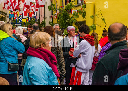 Padstow, UK. 1er mai 2017. Obby Oss peuvent Day Parade et célébration est une parade a propos de l'hiver et l'été qui vient de partir. Les marcheurs porter des vêtements blancs avec le rouge ou le bleu, le rouge étant la représentation de l'été et le bleu étant la représentation de l'hiver. Ils se rencontrent pour une bataille simulée pour montrer l'hiver d'être défait par Cornish la venue de l'été. La foule et les manifestants étaient également jubilent malgré la météo épouvantable ! Credit : James Pearce/Alamy Live News Banque D'Images